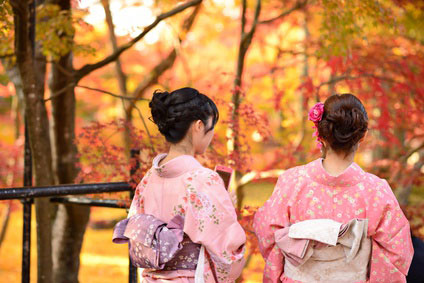 Japanese women in yukata admiring the autumn foliage at the Eikan-dō Zenrin-ji Temple, Kyōto (©  SeanPavonePhoto - Fotolia.com)