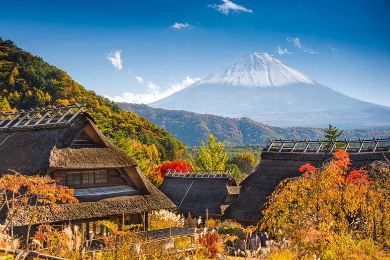 Iyashi no sato Folk Village and Mount Fuji, Yamanashi Prefecture (© SeanPavonePhoto - Fotolia.com)