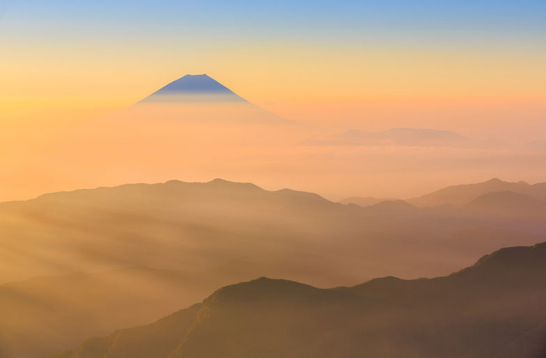 Mount Fuji in a sea of clouds from Mount Kitadake, Southern Japanese Alps (© jiratto - Fotolia.com)