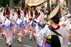 Awa-odori Dance, Tokushima (photo by Rosino - Creative Commons Attribution-Share Alike 2.0 Generic license.)